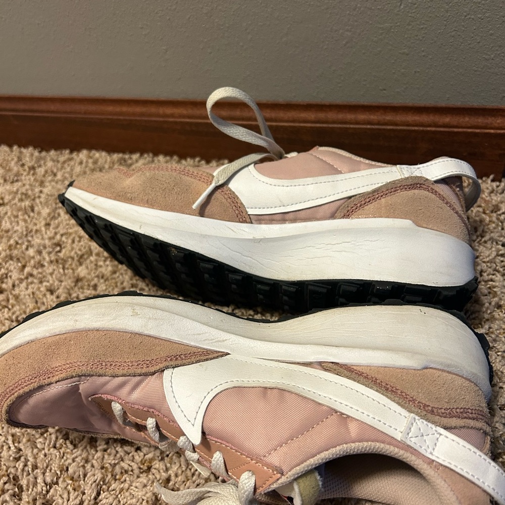 Nike shoes - Picture 4 of 5